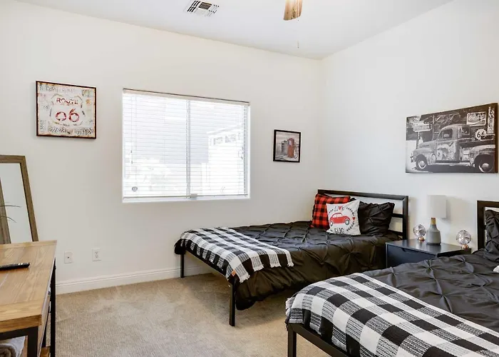Modern Gem W/ Fire Pit: 3 Mi To Ballpark! Holiday home *