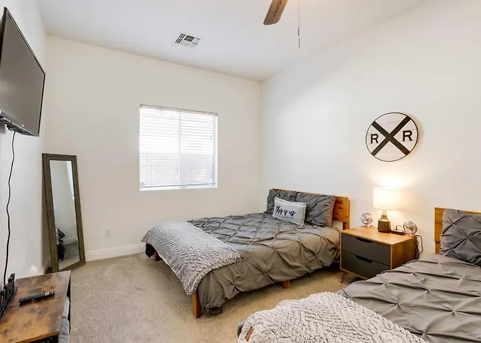 Modern Gem W/ Fire Pit: 3 Mi To Ballpark! Holiday home