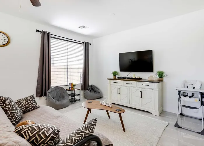 Modern Gem W/ Fire Pit: 3 Mi To Ballpark! Holiday home Goodyear