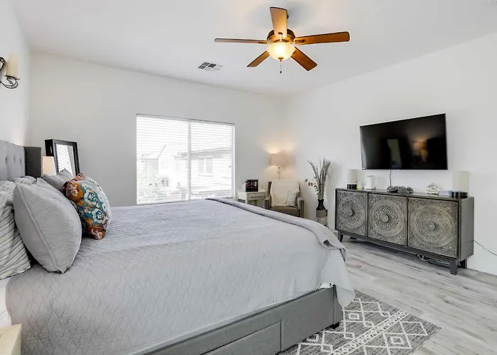 Modern Gem W/ Fire Pit: 3 Mi To Ballpark!