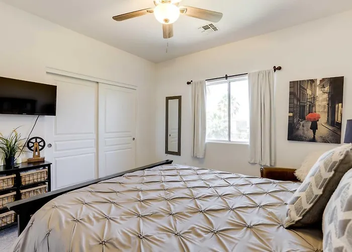 Modern Gem W/ Fire Pit: 3 Mi To Ballpark! Holiday home