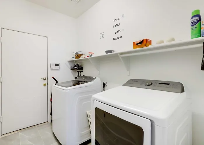 Modern Gem W/ Fire Pit: 3 Mi To Ballpark! Holiday home