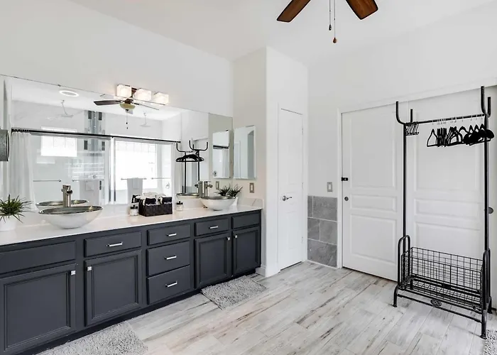 Holiday home Modern Gem W/ Fire Pit: 3 Mi To Ballpark! *